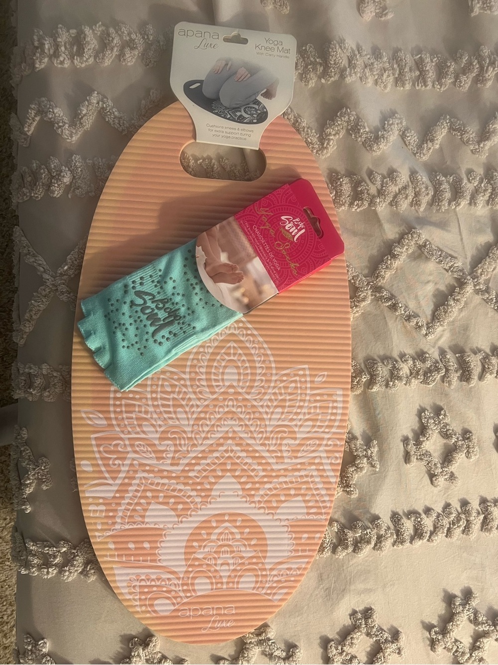 Apana Luxe Knee Mat with Carry Handle and Body Soul yoga socks - 2 pc set NWT